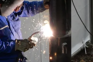 鉄骨階段の取り付け作業の様子（千葉県八千代市）