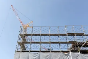 鉄骨階段の取り付け作業の様子（千葉県習志野市）